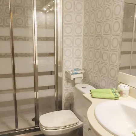 ホームステイ Blasco Ibanez Double With Private Bathroom In Shared *